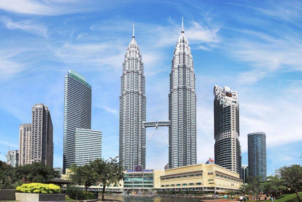 Menara berkembar Petronas terletak di Kuala Lumpur. - Foto 123RF