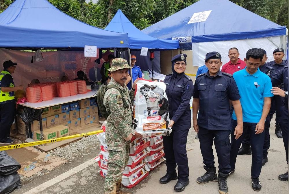 Zaidah menyerahkan sumbangan beg makanan anjing kepada wakil ATM untuk kegunaan K9 yang berkhidmat dalan operasi pencarian mangsa tanah runtuh di Batang Kali, Selangor pada Khamis.