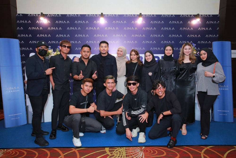 Hafiz (belakang, empat dari kiri) dan Syafiqah Aina (belakang, lima dari kiri) bergambar bersama pempengaruh yang hadir pada Sesi &#039;Briefing & Chillin With Ainaa Beauty&#039; di Putrajaya pada Khamis.