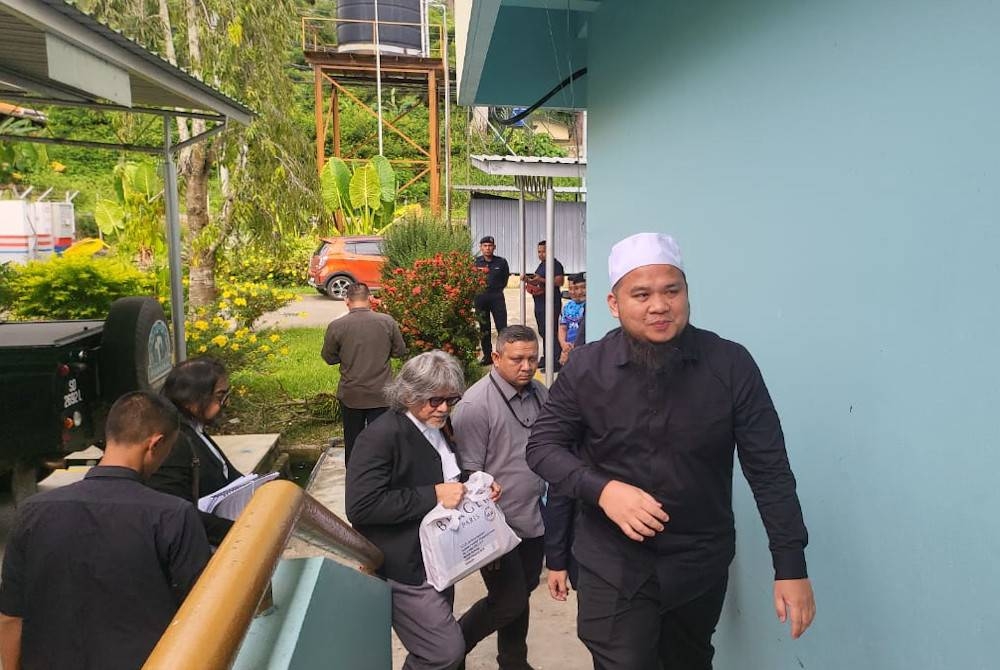 Ebit bersama peguamnya, Ram (kiri) menghadiri perbicaraan di Mahkamah Majistret Tenom.