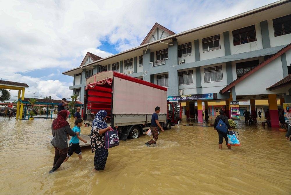 DUNGUN, 21 Dis -- Mangsa banjir ditempatkan di Pusat Pemindahan Sementara PPS Sekolah Kebangsaan Sungai Nyior disebabkan paras air yang mula naik di sekitar kawasan Sungai Nyior Paka hari ini.
Jabatan Meteorologi (MetMalaysia) dalam kenyataan berkata hujan lebat berterusan (peringkat buruk) diramalkan berlaku di Terengganu membabitkan kawasan Hulu Terengganu, Marang, Dungun dan Kemaman yang dijangkakan berlaku sehingga esok.
--fotoBERNAMA (2022) HAK CIPTA TERPELIHARA