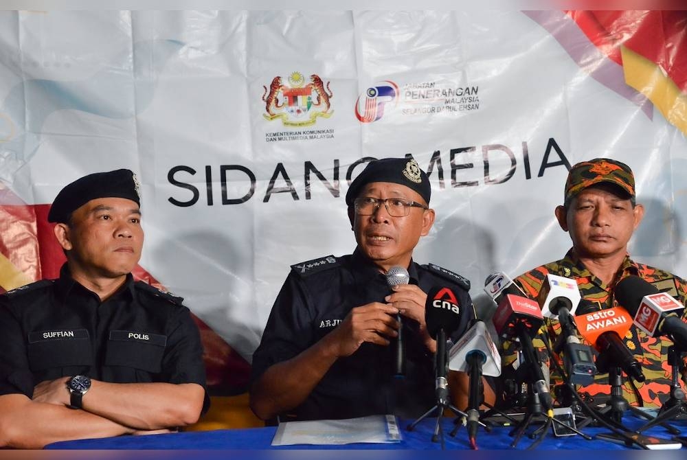 Arjunaidi (tengah) ketika sidang akhbar di lokasi tragedi tanah runtuh di Father&#039;s Organic Farm, Jalan Genting, Batang Kali, Hulu Selangor, pada Khamis.