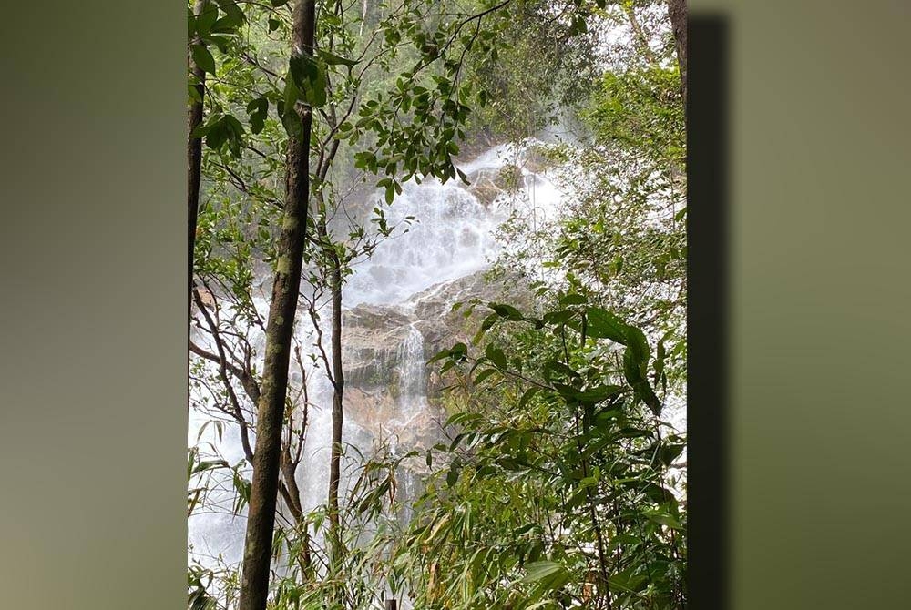 Keadaan di lokasi pencarian mangsa di Taman Rekreasi Lata Tembakah, Sungai Tenang, di Besut. - Foto ihsan Bomba