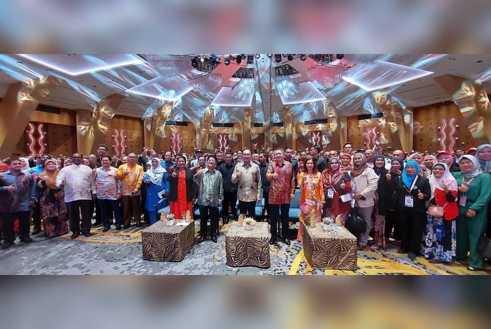 Anwar (depan, sembilan dari kiri) bergambar bersama peserta HPPK2022 di PICC pada Khamis.