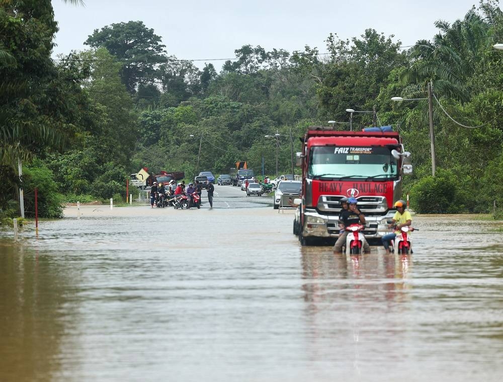  Jalan utama Dungun-Kuala Terengganu ditenggelami air sejak petang Rabu disebabkan paras air mulai naik di sekitar kawasan Sungai Nyior Paka. - Foto Bernama