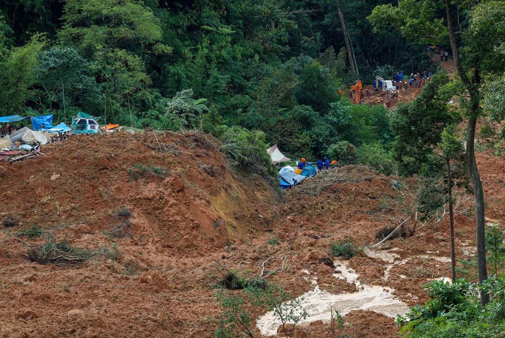 Keadaan tanah runtuh berhampiran tapak perkhemahan di Father&#039;s Organic Farm, Batang Kali. - Foto Bernama