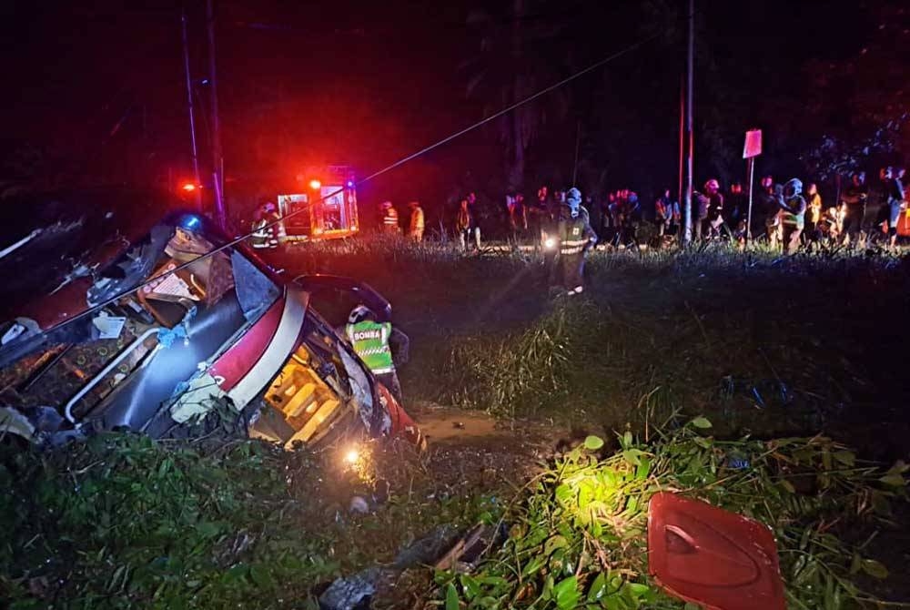 Keadaan bas dua tingkat yang terbabas ke dalam parit di Jalan Sungai Manik Teluk Intan pada pagi Jumaat. - Foto Bomba Perak