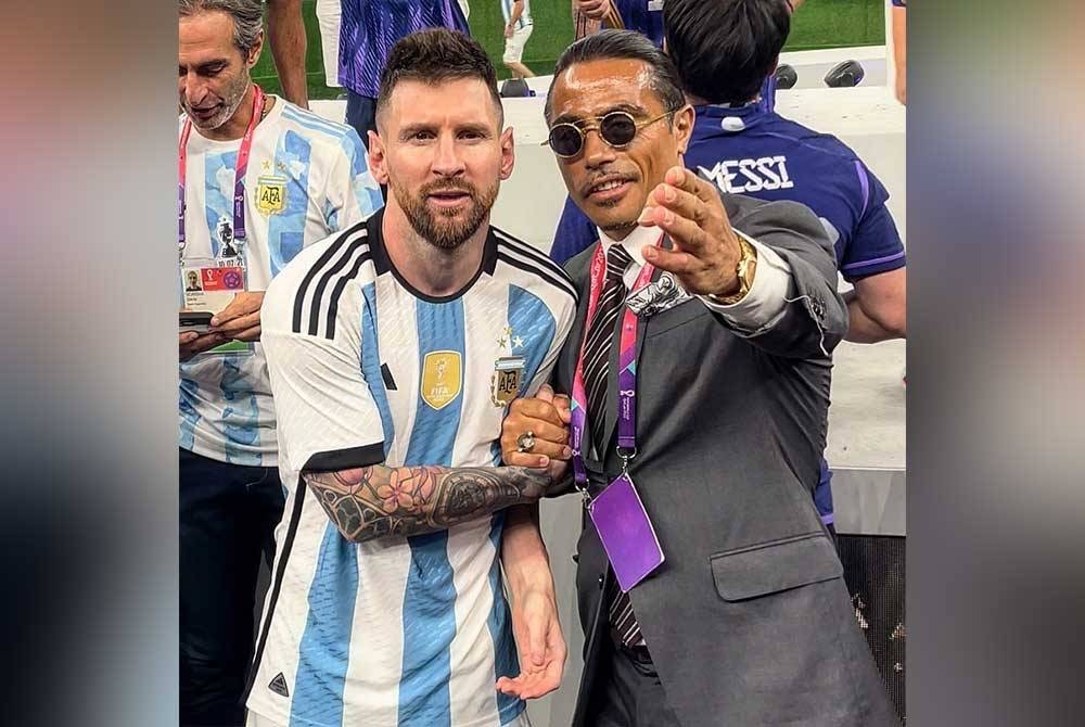 Salt Bae ketika bergambar bersama Messi yang dilihat kurang selesa dengan cara cef tersebut. - Foto Instagram nusr_et