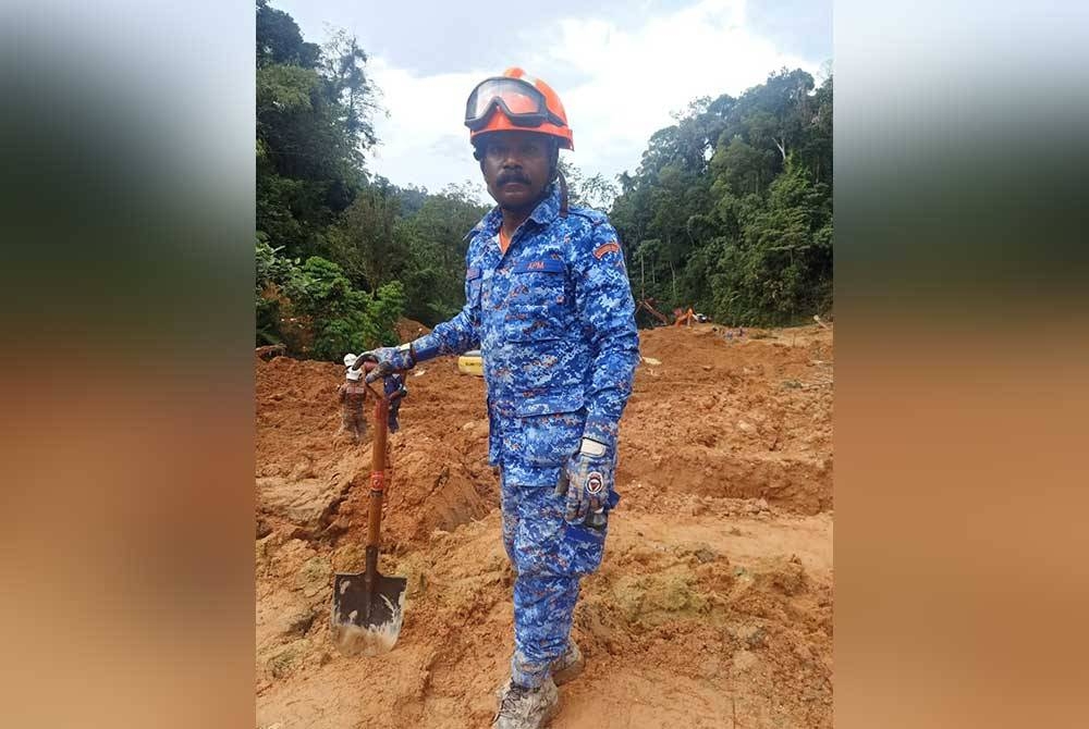 Kalaimaran ketika ditugaskan dalam operasi mencari dan menyelamat (SAR) di lokasi tanah runtuh di Batang Kali, Selangor.