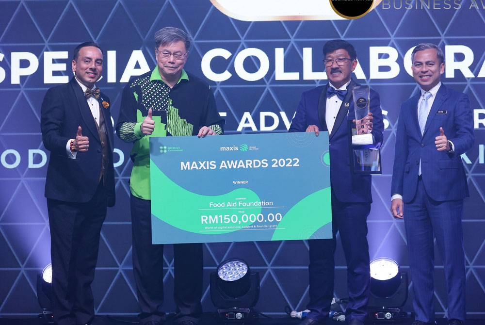 Dari kiri: Pengerusi Yayasan Usahawan Malaysia, Nitesh Malani, Ketua Pegawai Eksekutif Maxis, Goh Seow Eng, Pengasas FAF, Rick Chee dan Fahmi pada majlis ‘SEBA 2022 Central Grand Awards Presentation Gala’ yang diadakan di Kuala Lumpur.