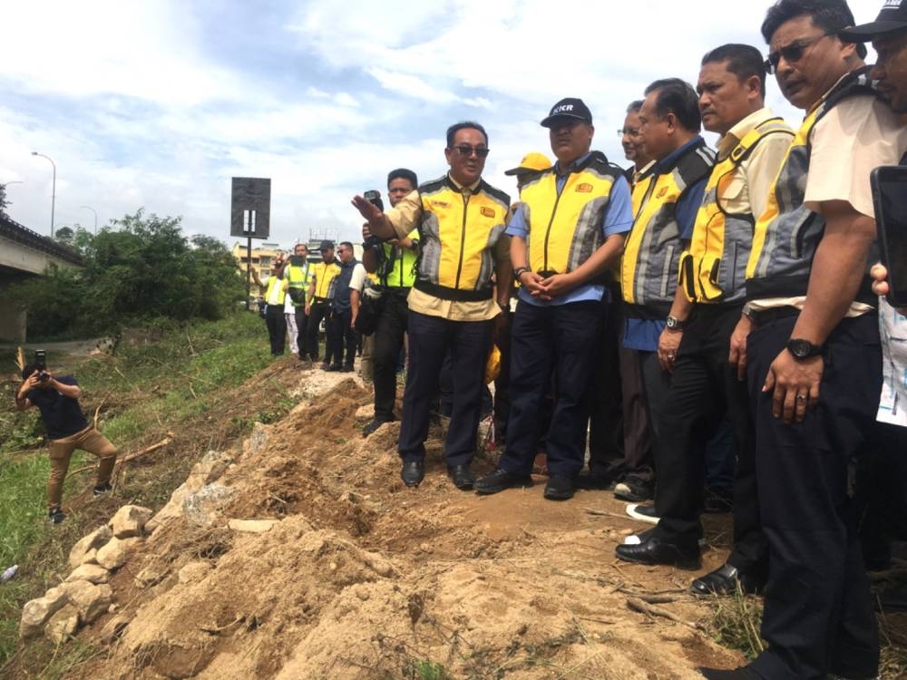 Nanta (tiga dari kanan) mendengar penerangan berkaitan tebing runtuh di Tanah Merah.