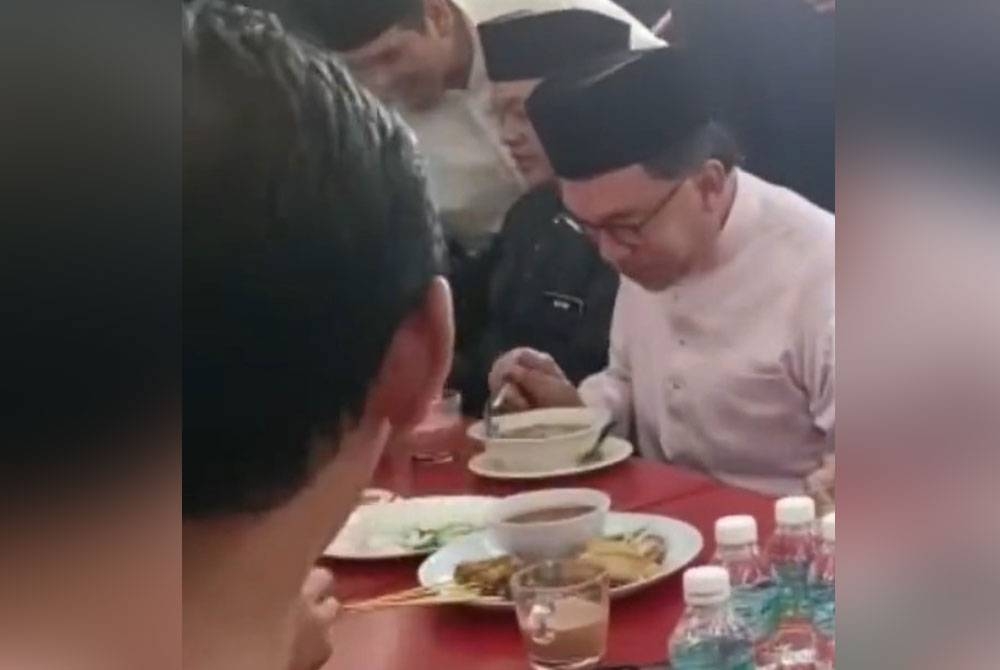 Anwar meluangkan masa menikmati makan tengah hari di gerai Sup Meletup di Medan Selera Bandar Sri Permaisuri, Cheras pada Jumaat.