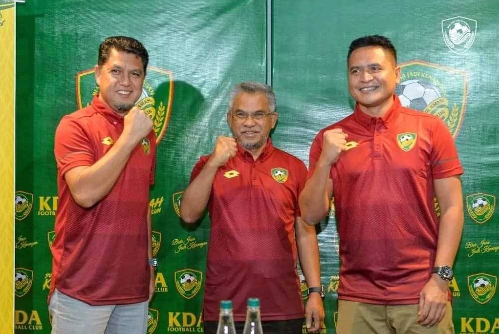 Nafuzi (kanan) terima tawaran sebagai Ketua Jurulatih KDA FC selama dua musim bermula 2023. Turut kelihatan Mohd Daud (tengah) dan Ketua Pegawai Eksekutif KDA FC, Khamal Idris Ali (kiri). - Foto KDA FC