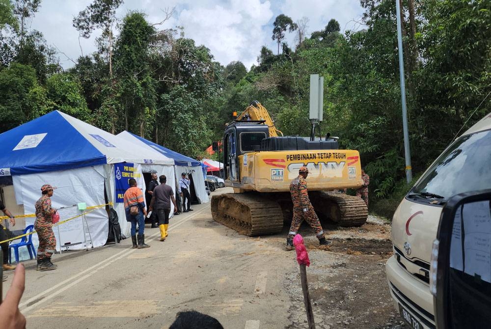 Salah sebuah jengkaut yang dilihat meninggalkan lokasi SAR pada Jumaat.