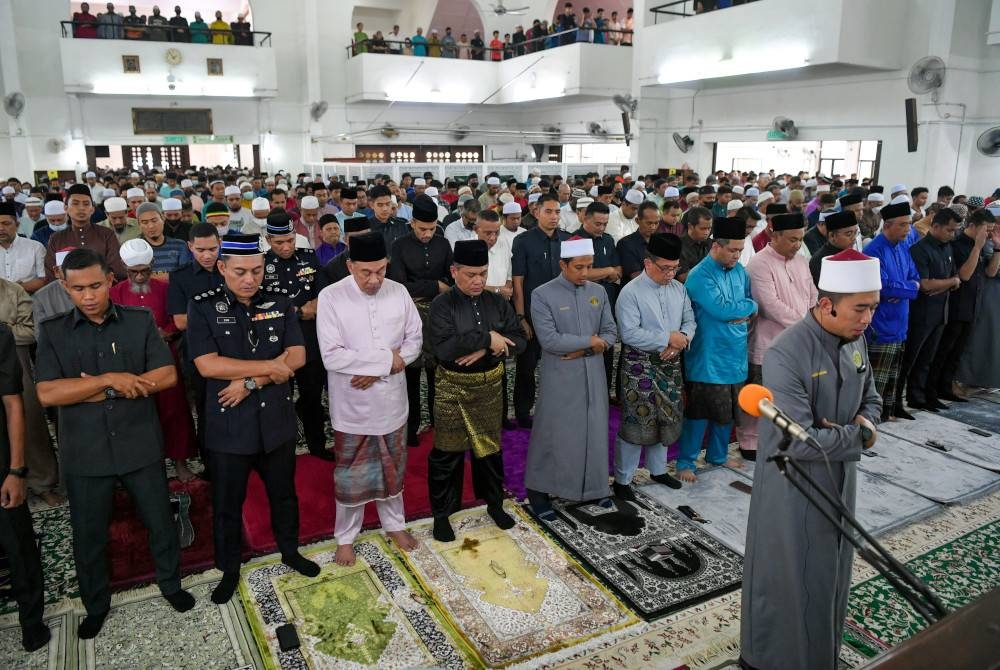 Anwar (tiga dari kiri) menunaikan solat Jumaat di Masjid Saidina Uthman Ibn Affan dipimpin Ustaz Ahmad Fakhrudin Tahir hari ini. - Foto Bernama