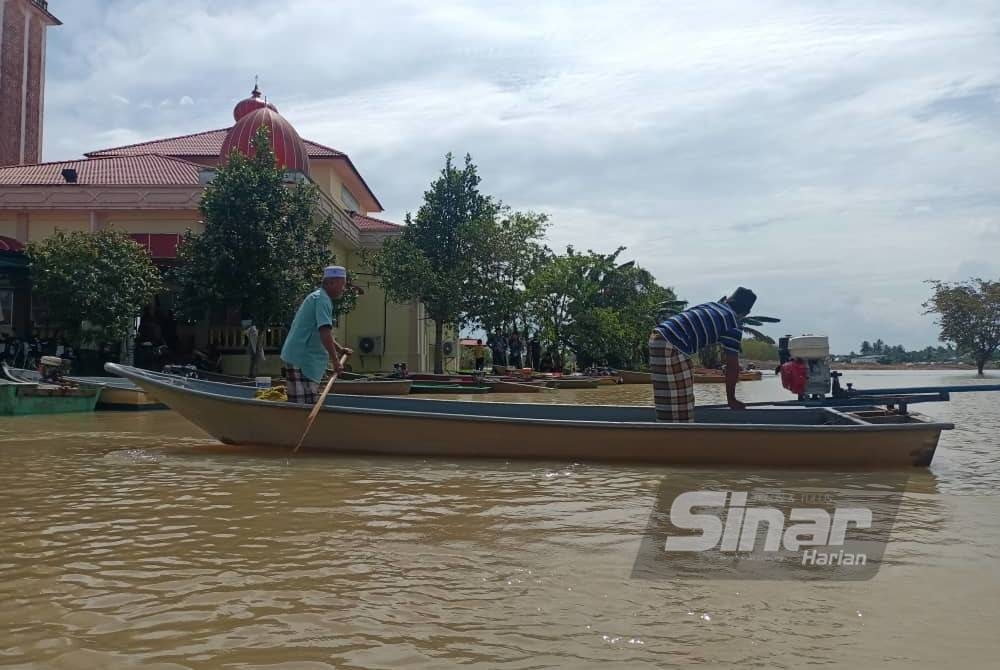 Penduduk menaiki bot ke masjid untuk menunaikan solat Jumaat.