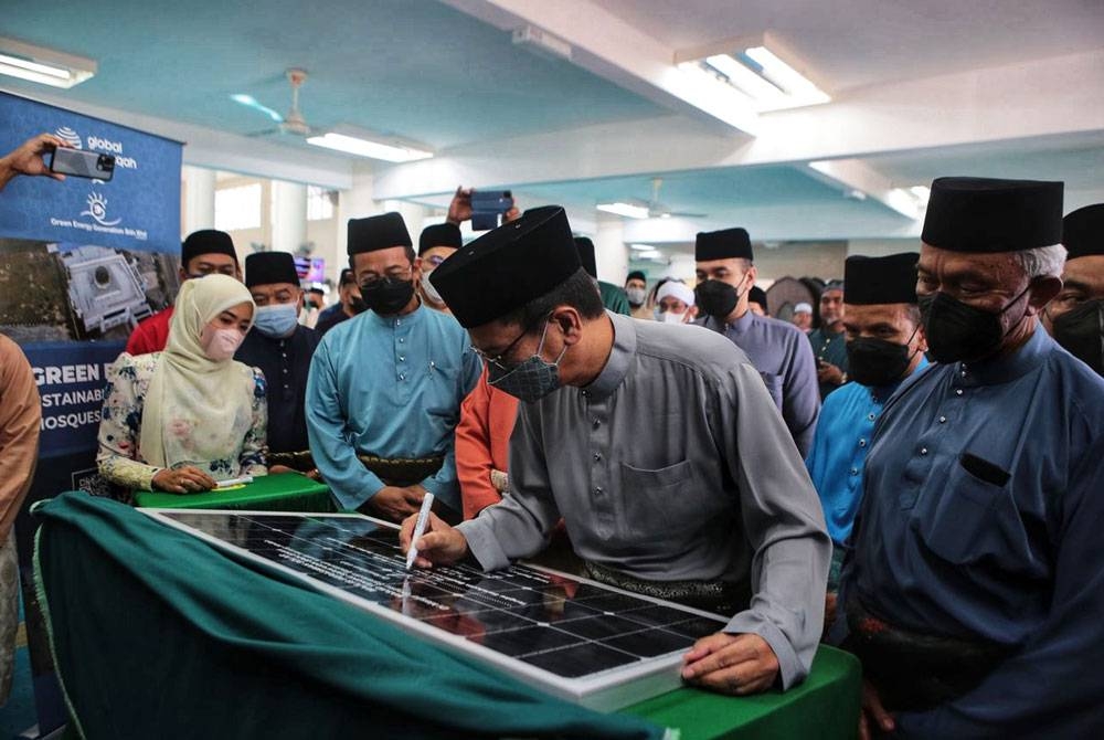 Tengku Sarafudin Badlishah Sultan Sallehuddin menandatangani plak perasmian sistem Solar Net Energy Metering 3.0 Masjid Tengku Sarafudin Badlishah di sini pada Jumaat.