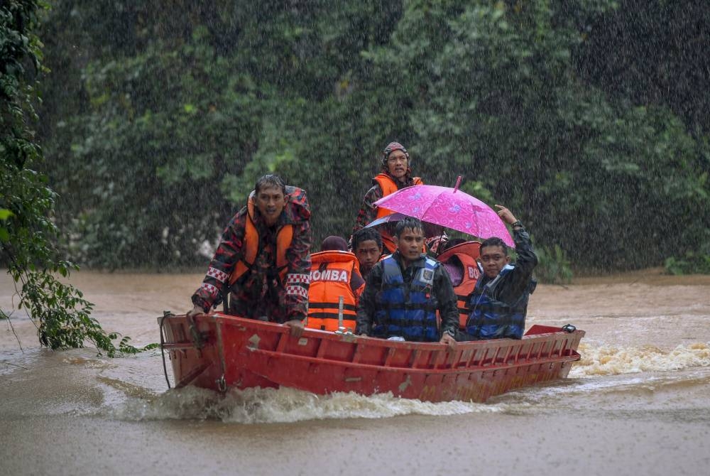 MetMalaysia mengeluarkan amaran hujan lebat dan ribut petir di beberapa kawasan di enam buah negeri sehingga jam 9 malam. - Gambar hiasan