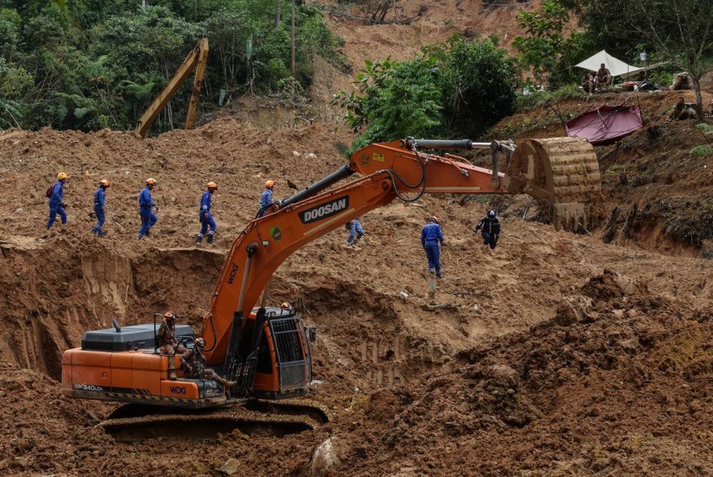 Suasana di lokasi tragedi tanah runtuh di tapak perkhemahan Father’s Organic Farm, Gohtong Jaya ketika tinjauan pada Jumaat. - Foto Bernama