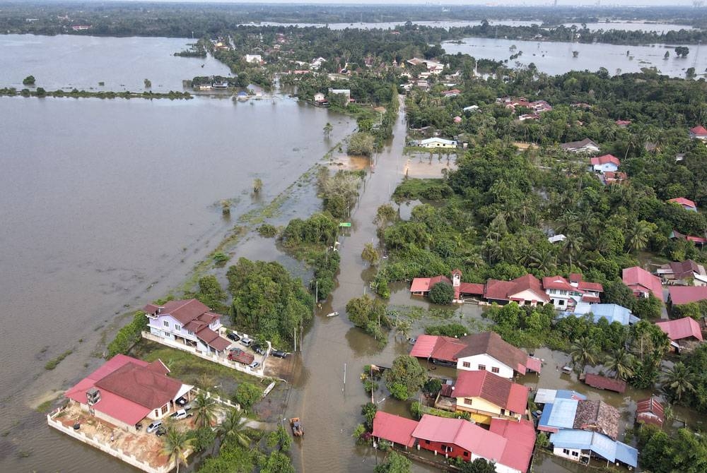 Keadaan Kampung Gelang Mas di Kelantan digenangi air banjir ketika tinjauan Bernama pada Jumaat. - Foto Bernama