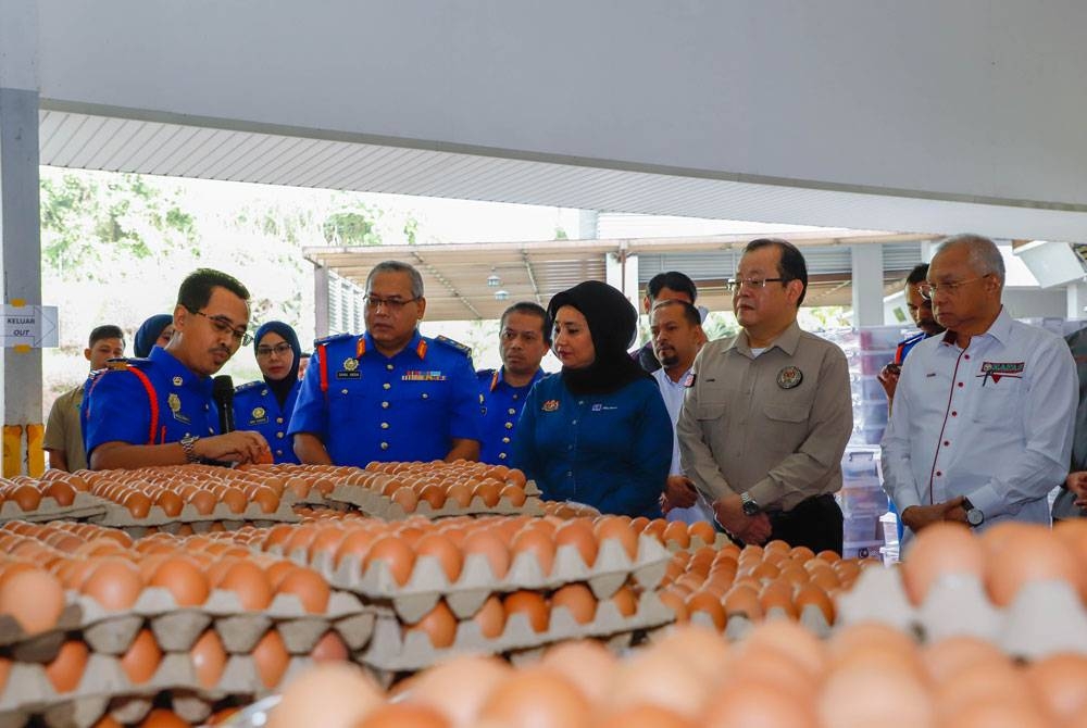 Haslina (tiga dari kanan) melawat program Jualan Terus Dari Ladang (JTDL) yang diadakan di perkarangan ibu pejabat FAMA.