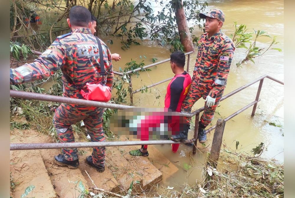 Mayat mangsa dijumpai di sungai Kampung Pengkalan Ajal di Hulu Terengganu. - Foto Ihsan PDRM