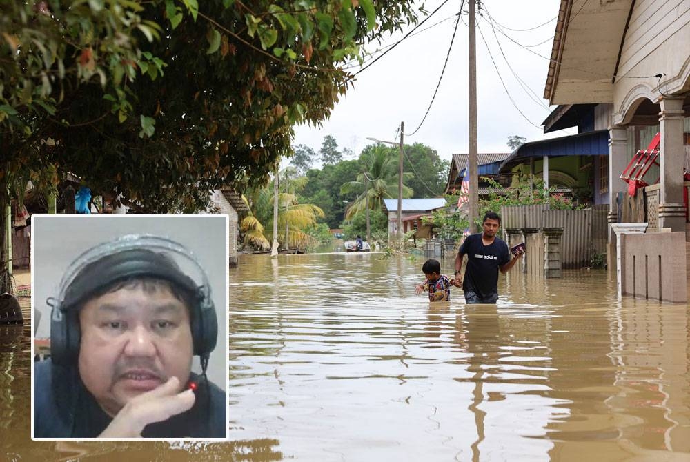 Segelintir mangsa banjir mula kembali ke rumah masing-masing selepas paras air mulai surut di Kampung Durian Mentangau hari ini. - Foto Bernama (Gambar kecil: Eldric)
