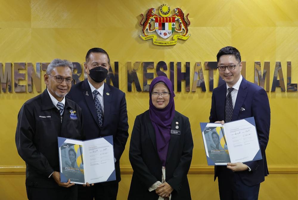 Dr Zaliha menyaksikan pertukaran dokumen perjanjian antara Dr Ken Lee (kanan) dan Dr Akhmal (kiri) pada Perasmian Perjanjian Piagam antara Syneos Health dan Clinical Research Malaysia di Kementerian Kesihatan pada Jumaat. Turut menyaksikan, Dr Noor Hisham (dua dari kiri). - Foto Bernama