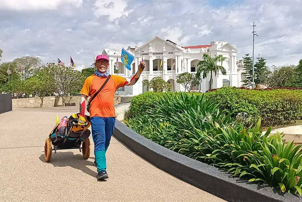 Mukhlis tiba di Ipoh pada Jumaat sekali gus menamatkan empat ekspedisi berjalan kaki mengelilingi pantai timur dan barat semenanjung yang dimulakan sejak 2020.