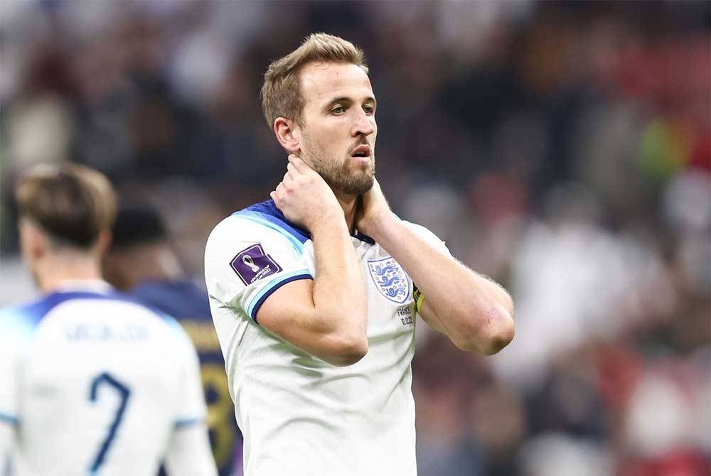 Kesedihan Kane ketika terlepas sepakan penalti yang menjadi detik kekalahan England kepada Perancis 1-2 di suku akhir Piala Dunia 2022. - Foto Agensi