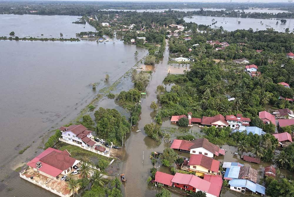 Keadaan Kampung Gelang Mas di Pasir Mas, Kelantan digenangi air banjir. Foto Bernama.