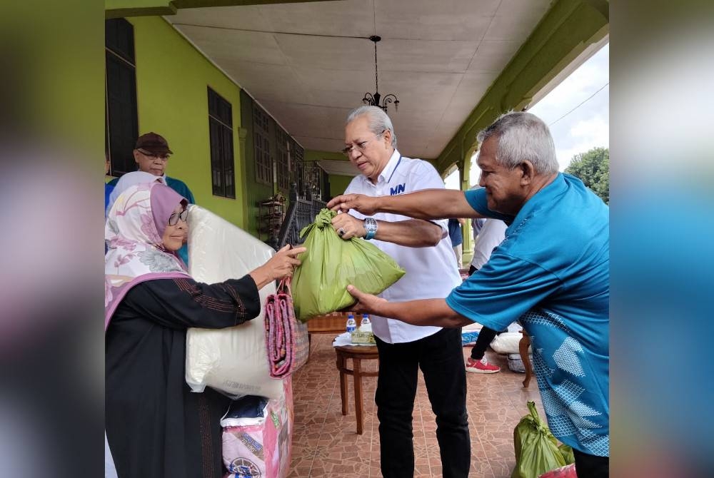 Annuar menyampaikan bantuan kepada mangsa banjir di Ketereh pada Sabtu.