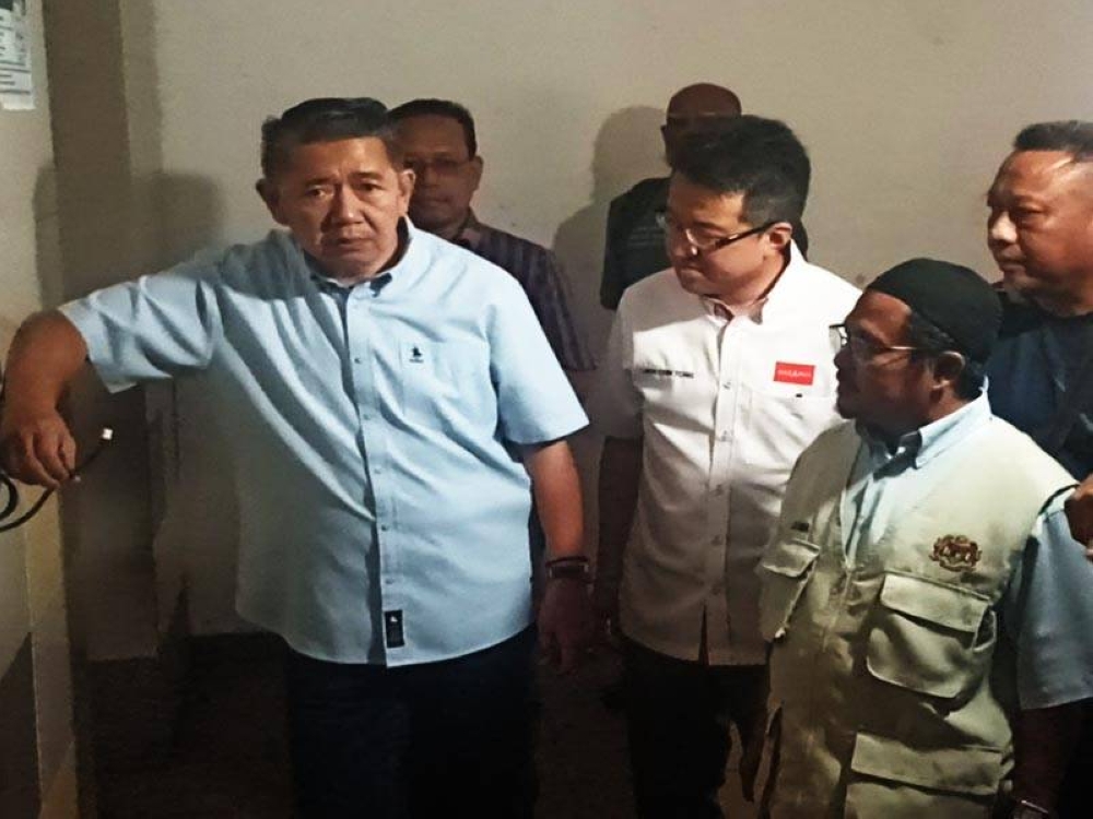 Salahuddin (kiri) meninjau keadaan lif di PPR Melana Indah pada Sabtu.