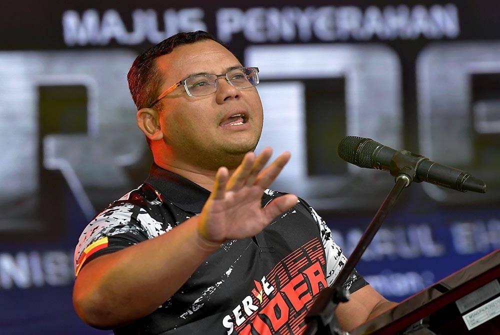 Amirudin berucap pada Majlis Penyerahan Inisiatif Roda Darul Ehsan (RIDE) di pekarangan Stadium Shah Alam Seksyen 13, pada Sabtu. - Foto Bernama