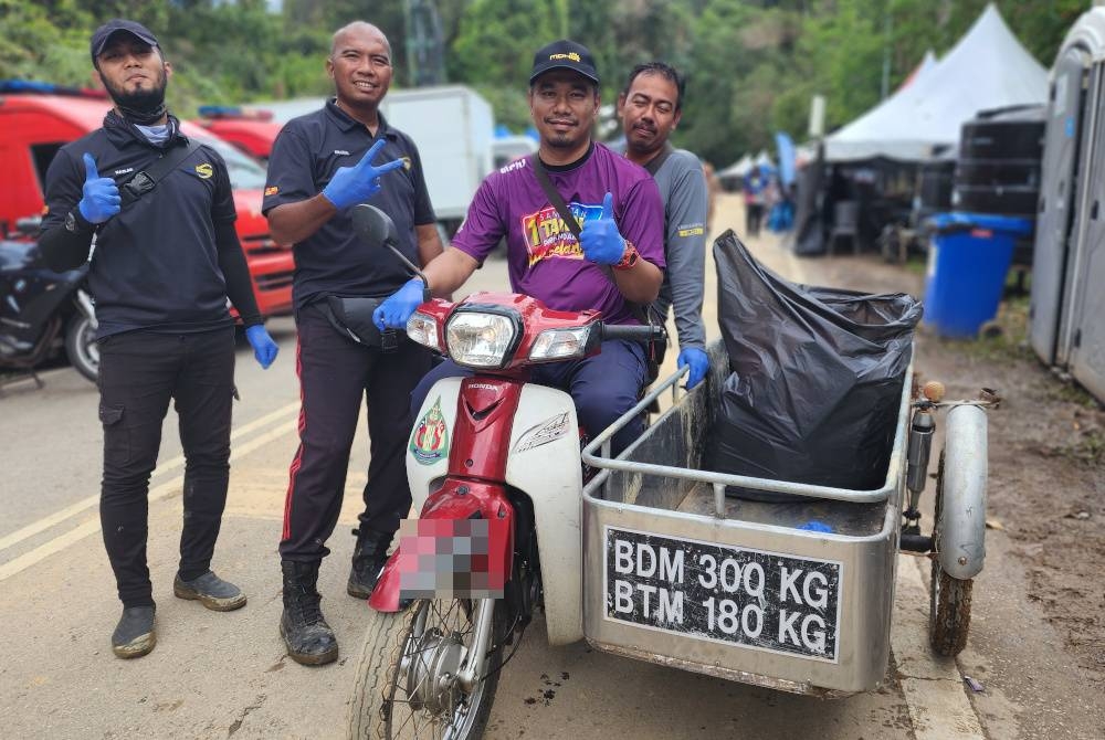 Antara petugas pembersihan yang ditemui di lokasi SAR pada Sabtu.