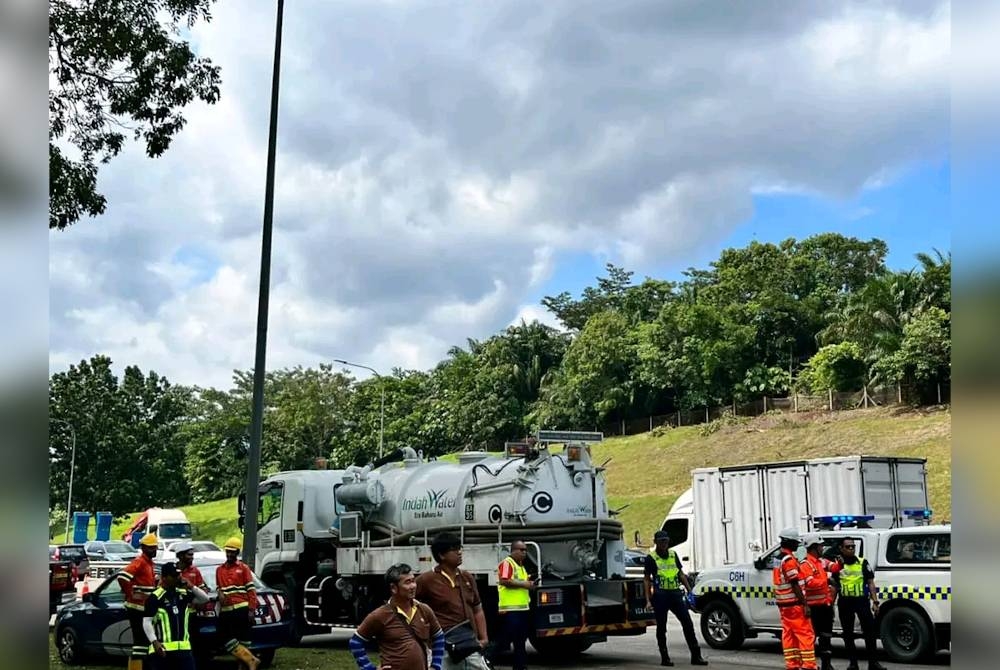 Kerja-kerja penyedutan sisa cecair dilakukan kontraktor yang dilantik oleh LUAS berikutan tumpahan cecair minyak wangi dari sebuah kontena yang terlibat kemalangan di KM 44.1 arah utara, Lebuhraya Elite berdekatan Bandar Serenia, Negeri Sembilan.