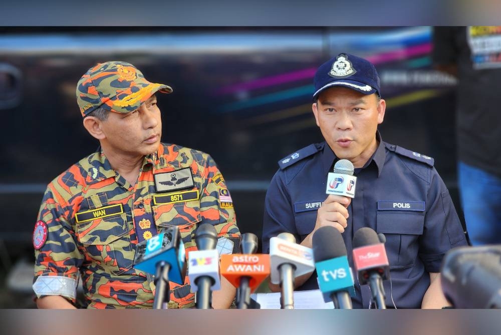 Wan Md Razali (kiri) bersama Suffian Abdullah semasa sidang media di lokasi kejadian pada Sabtu.