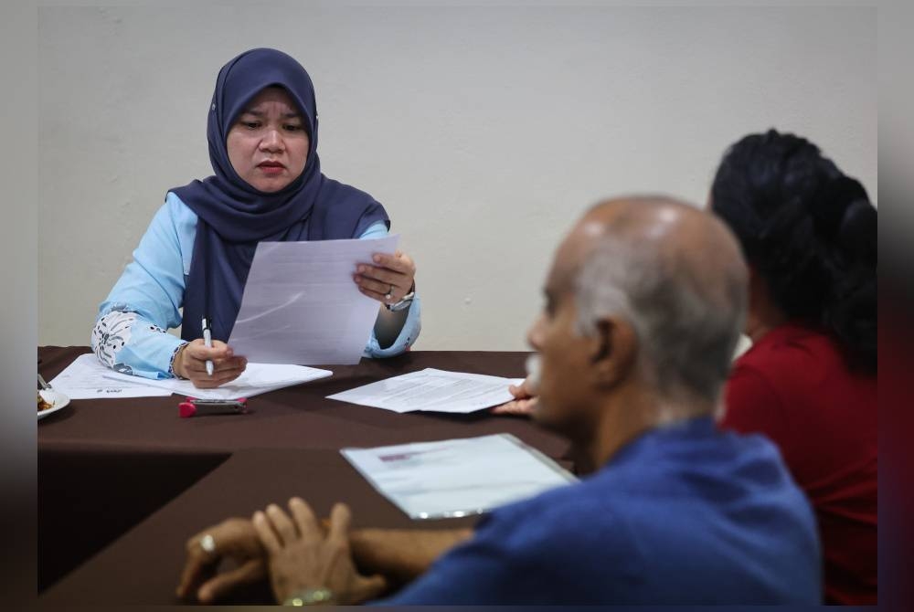 Fadhlina ketika bertemu penduduk di Pusat Khidmat Rakyat Parlimen Nibong Tebal pada Sabtu. - Foto Bernama