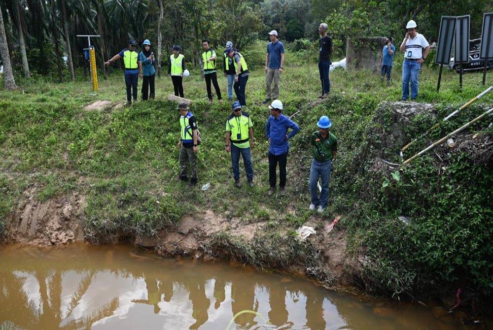 Ketua Setiausaha Kementerian Sumber Asli, Alam Sekitar dan Perubahan Iklim, Datuk Seri Ir Zaini Ujang (depan, dua dari kanan) ketika menyelia tapak dan kerja-kerja pemulihan di Hilir Sungai Limau Manis di Kampung Sungai Buah.