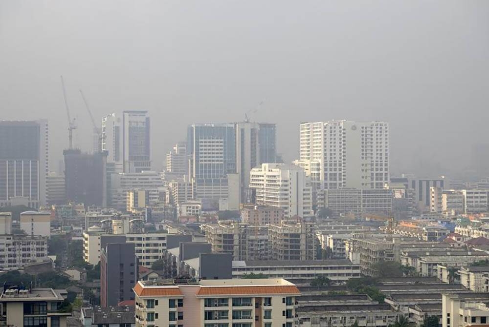 Keadaan jerebu di Bangkok dilaporkan semakin teruk. - Foto Agensi