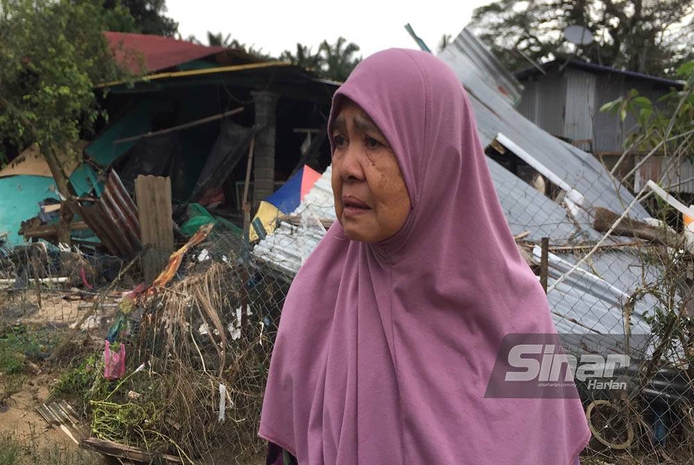 Siti Ariah sugul mengenangkan rumah yang kali ketiga musnah akibat banjir.