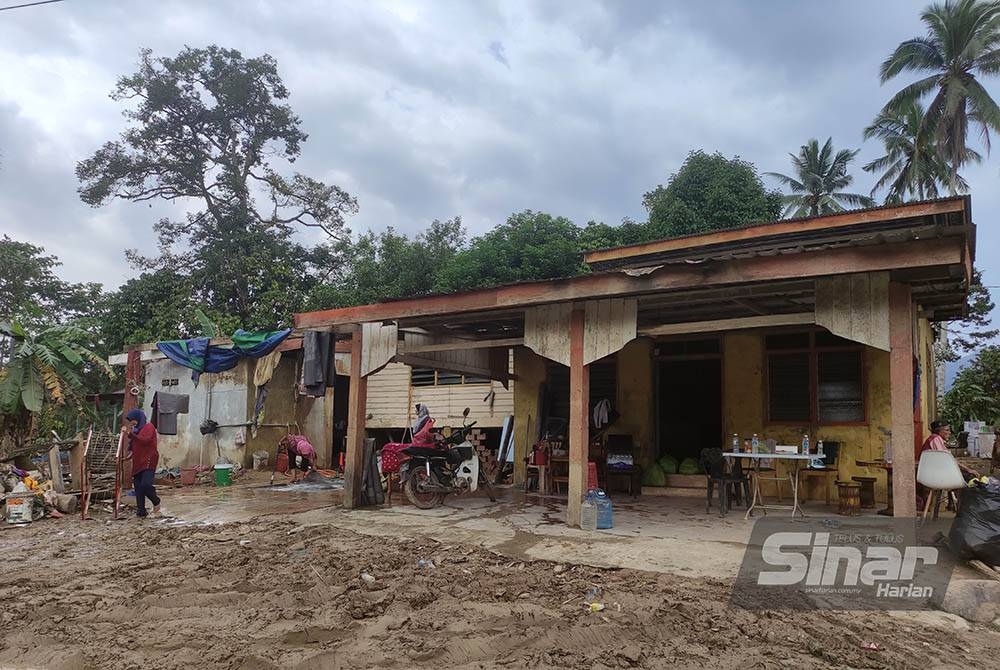 Keadaan rumah Sulaini di Kampung La yang masih dalam kerja-kerja pembersihan pada Sabtu.