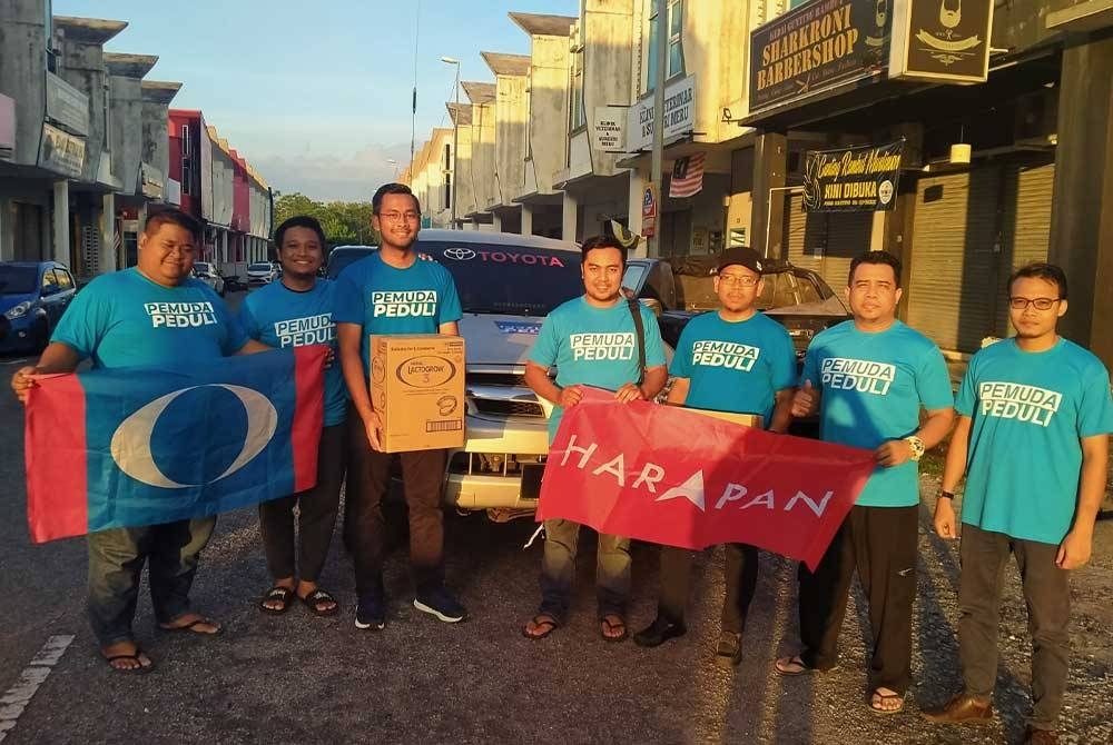 Sebahagian pimpinan AMK Perak yang terlibat dalam misi bantuan banjir AMK Perak di Bandar Meru Raya di sini pada Jumaat.