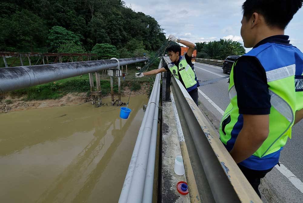 Gangguan air disebabkan tumpahan pati minyak wangi membabitkan sebuah lori. Foto Bernama.