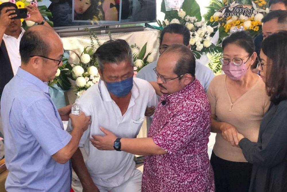 Shamsul Iskandar (tiga dari kanan) ketika menyampaikan sumbangan kepada keluarga mangsa tanah runtuh di Kampung Machap Baru di sini pada Ahad. - Foto Bernama