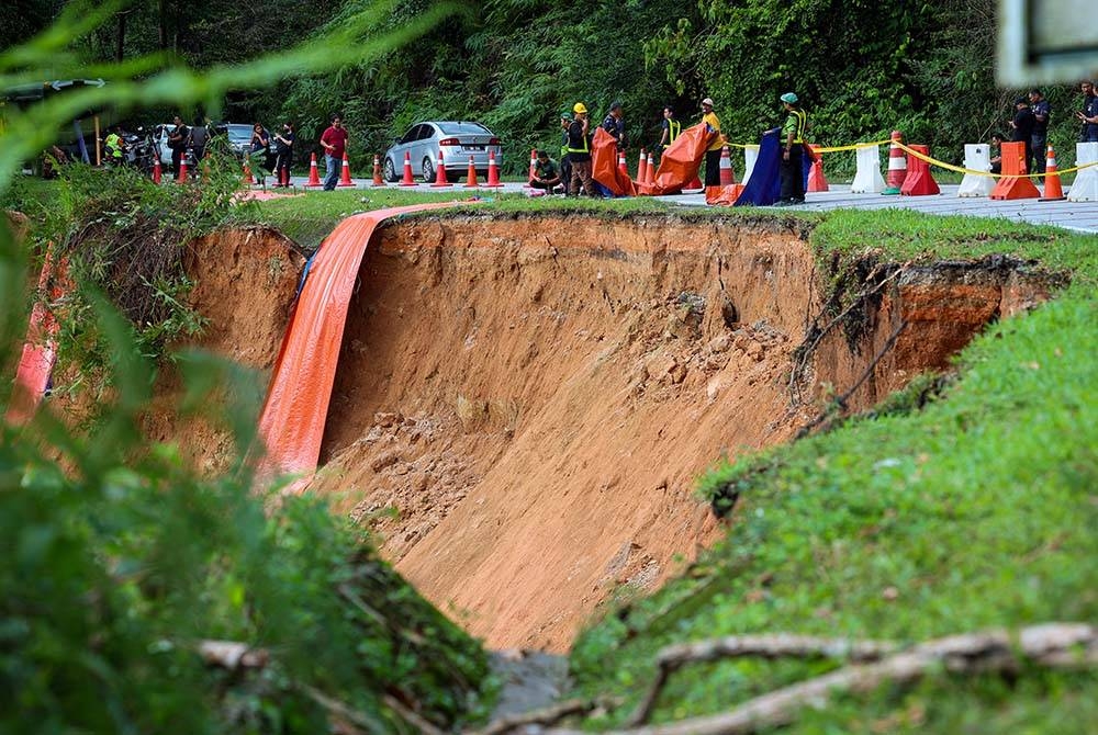 Tragedi tanah runtuh di tapak perkhemahan Father’s Organic Farm di Batang Kali. - Foto Bernama.