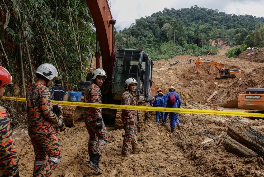 Anggota pasukan Bomba dan Penyelamat Malaysia memasuki lokasi tragedi tanah runtuh di tapak perkhemahan Father’s Organic Farm, Gohtong Jaya, bagi melakukan kerja-kerja SAR mencari mangsa yang dipercayai tertimbus akibat tragedi tersebut. - Foto Bernama