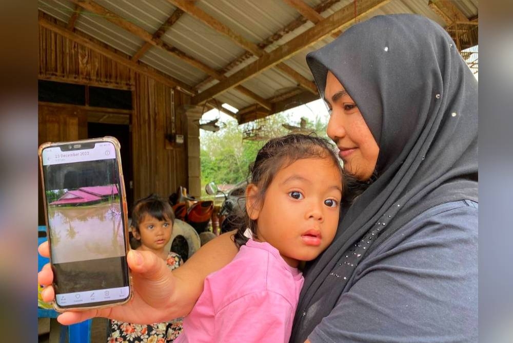 
Yusmaliza menunjukkan rumahnya di Kampung Tersang, Rantau Panjang yang ditenggelami air dan menyifatkan banjir kali ini adalah yang terburuk pernah dialami.