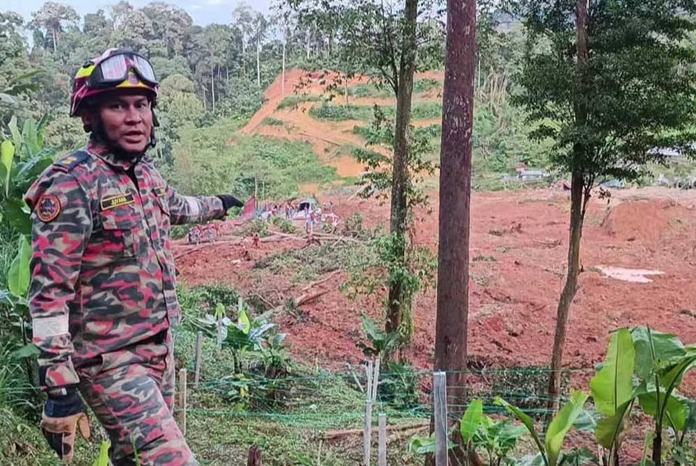 Juyana menunjukkan lokasi mayat kanak-kanak terakhir mangsa tragedi tanah runtuh di tapak perkhemahan di Father&#039;s Organic Farm, Jalan Genting- Batang Kali di sini pada Sabtu.