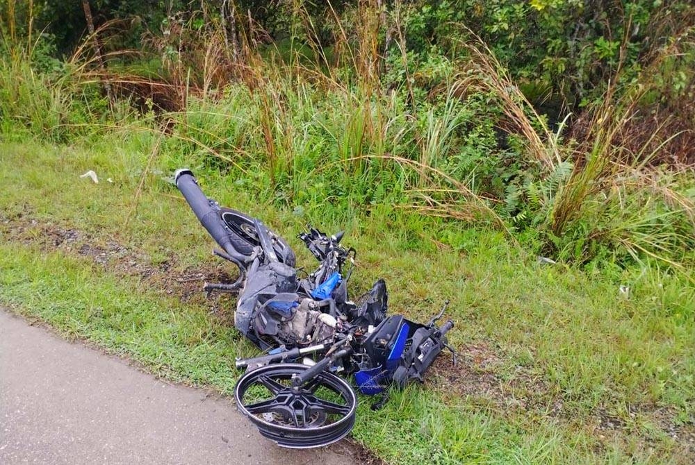 Seorang penunggang motosikal maut bertembung dengan SUV selepas dipercayai gagal memotong sebuah lori di Kilometer 26, Jalan Gua Musang-Kuala Krai berhampiran Bukit Sejuk, Gua Musang pada Isnin.